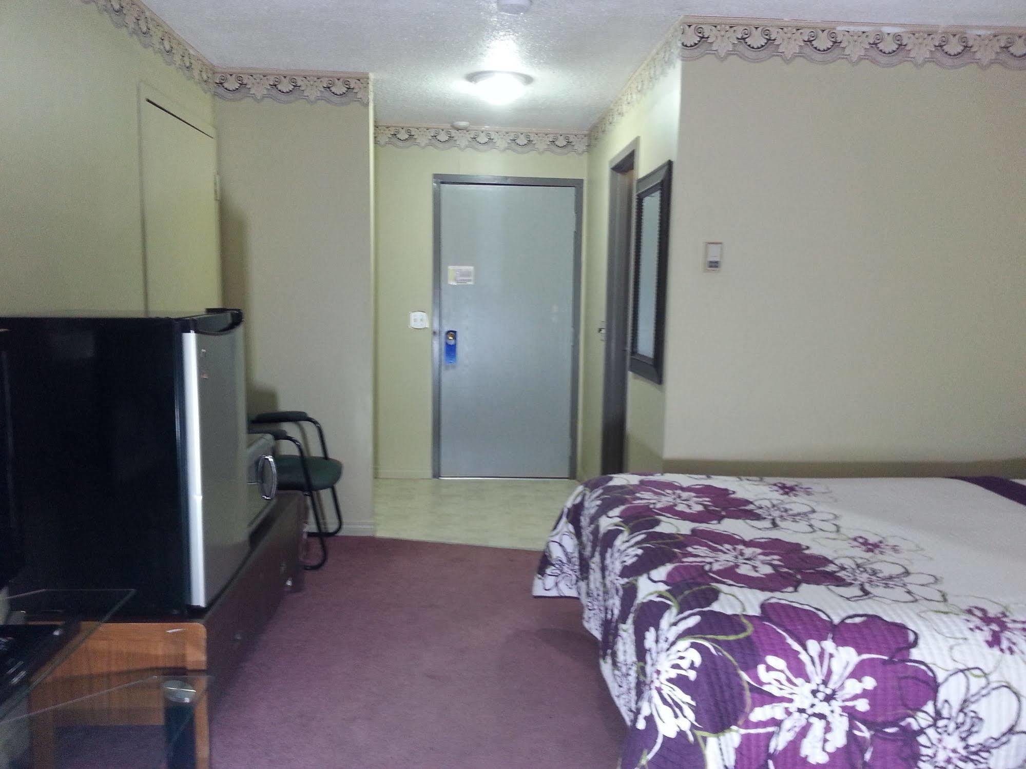 Airport Inn - Dawson Creek Exterior foto